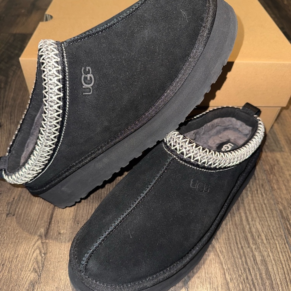 BRAND NEW UGG TAZZ SZ 10